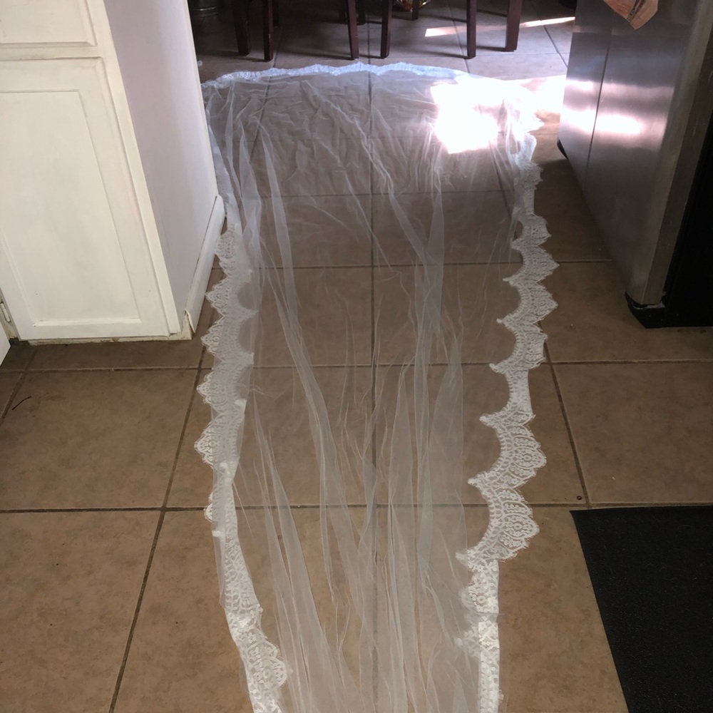 NWOT chapel length wedding veil with lace outline